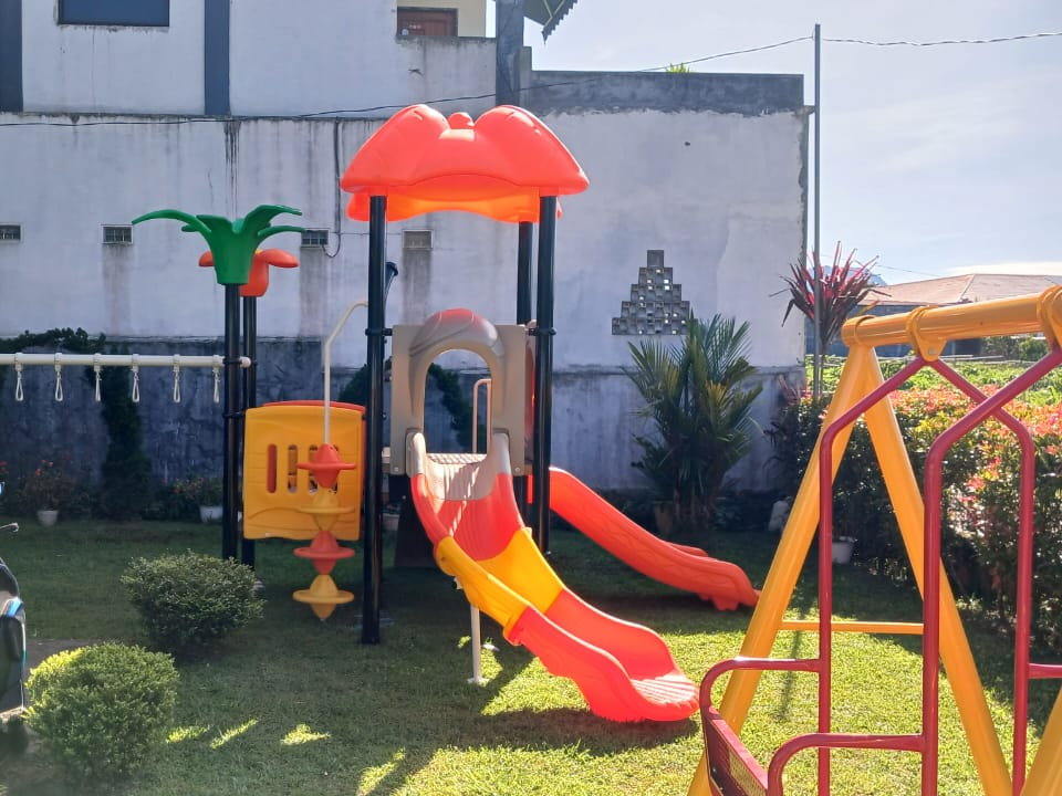 Outdoor playground Malaysia – school installation dengan slide & swing set, projek siap pasang.