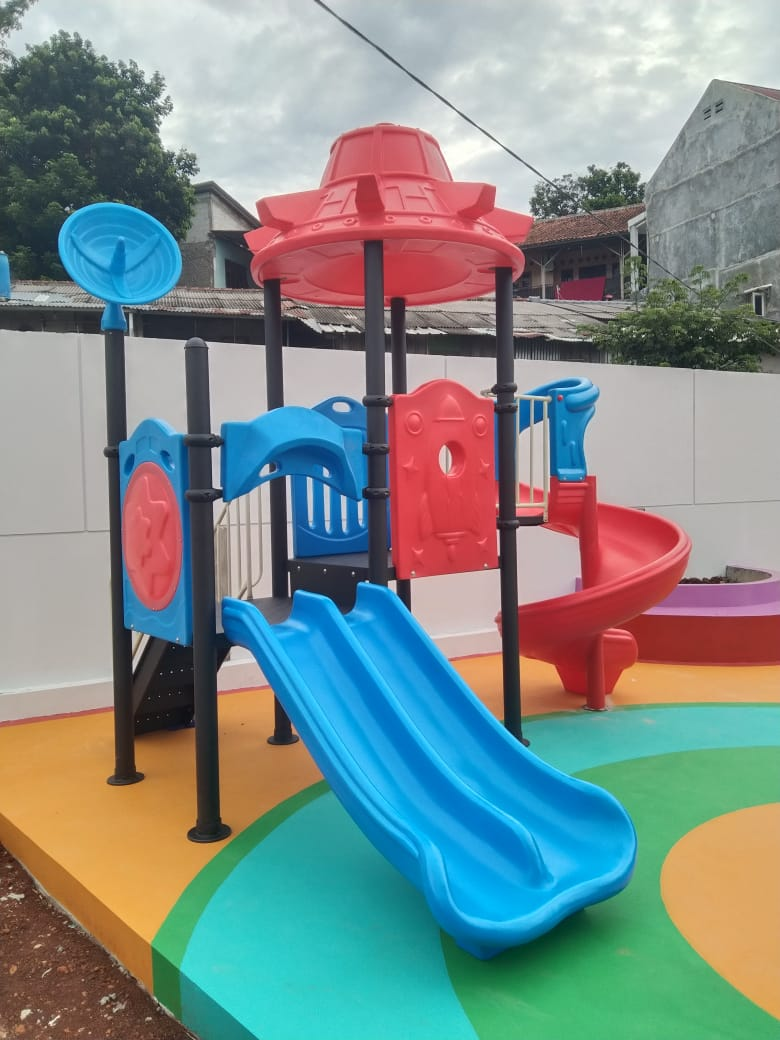 Public park outdoor playground Malaysia – installation projek dengan material tahan cuaca.