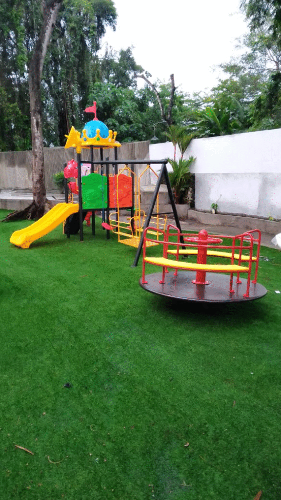 Public park outdoor playground Malaysia – installation projek dengan material tahan cuaca.